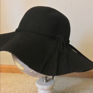 Black floppy hat